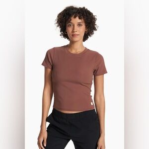VUORI “Pose Fitted Tee” Ribbed Short Sleeve Crop Top in Hazelnut